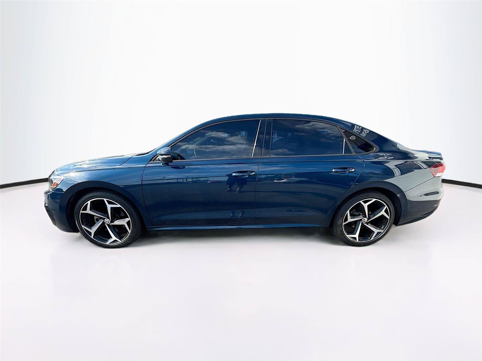 Used 2021 Volkswagen Passat 2.0T R-Line FWD image 2