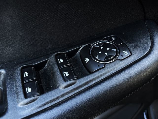 Used 2018 Ford Edge SE image 12