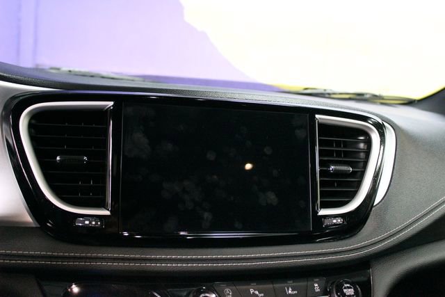 Used 2023 Chrysler Pacifica Touring FWD image 18