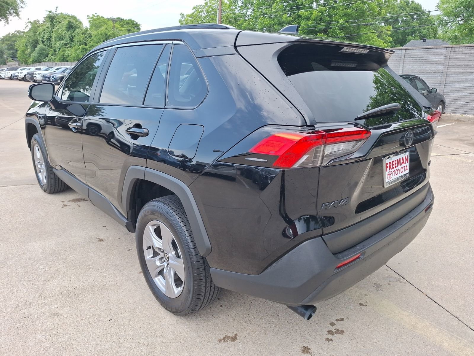 Used 2025 Toyota RAV4 XLE w/ Convenience Package FWD image 4