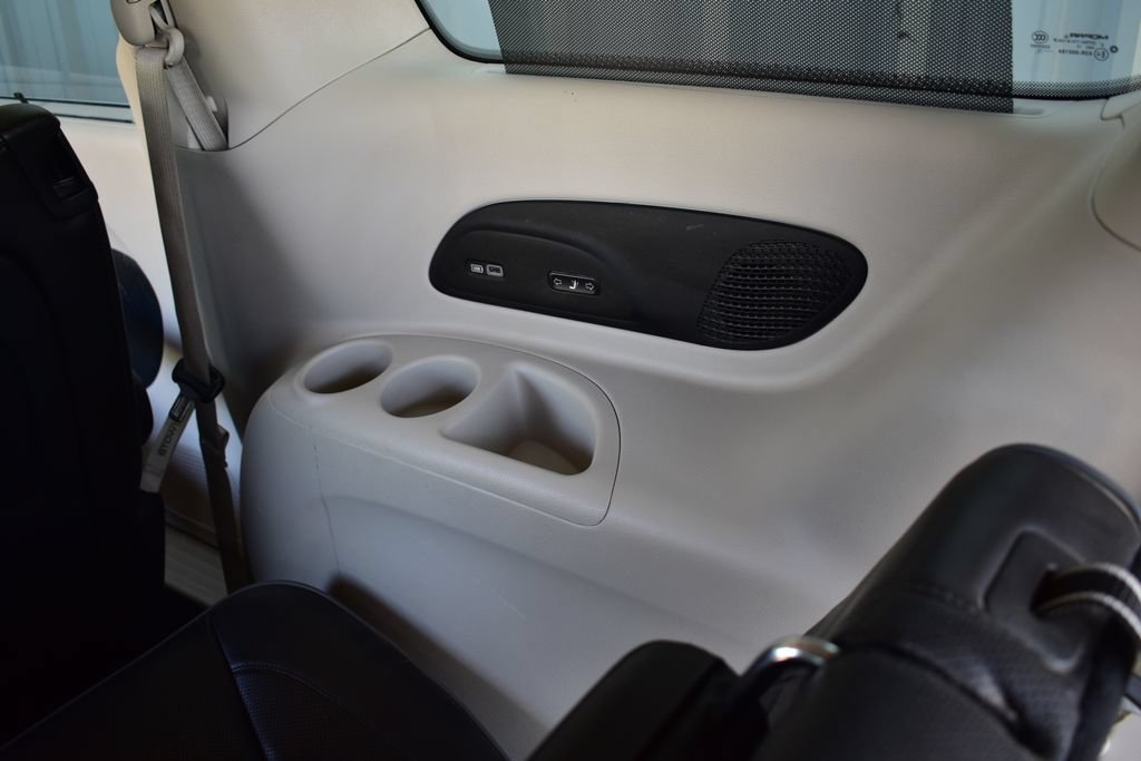 Used 2020 Chrysler Pacifica Limited FWD image 27