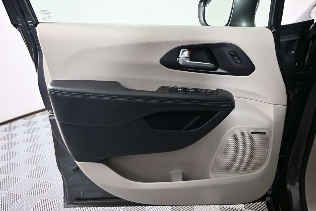 Used 2020 Chrysler Pacifica Limited image 20