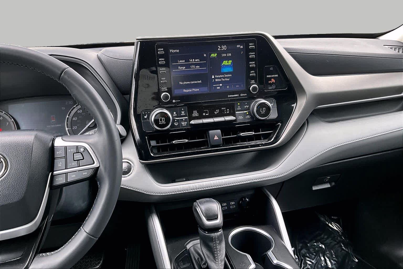 Used 2022 Toyota Highlander XLE AWD/4WD image 6