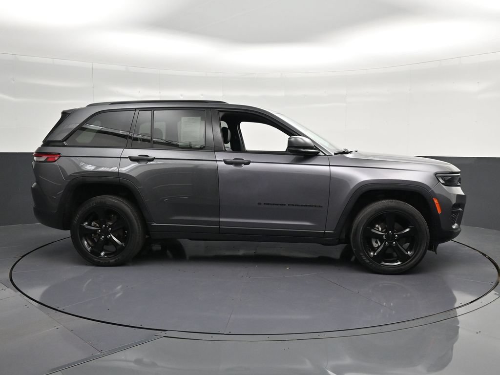 Used 2024 Jeep Grand Cherokee Altitude AWD/4WD image 4
