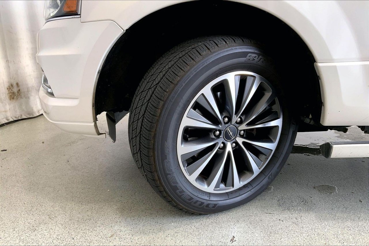 Used 2015 Lincoln Navigator L 2WD image 20