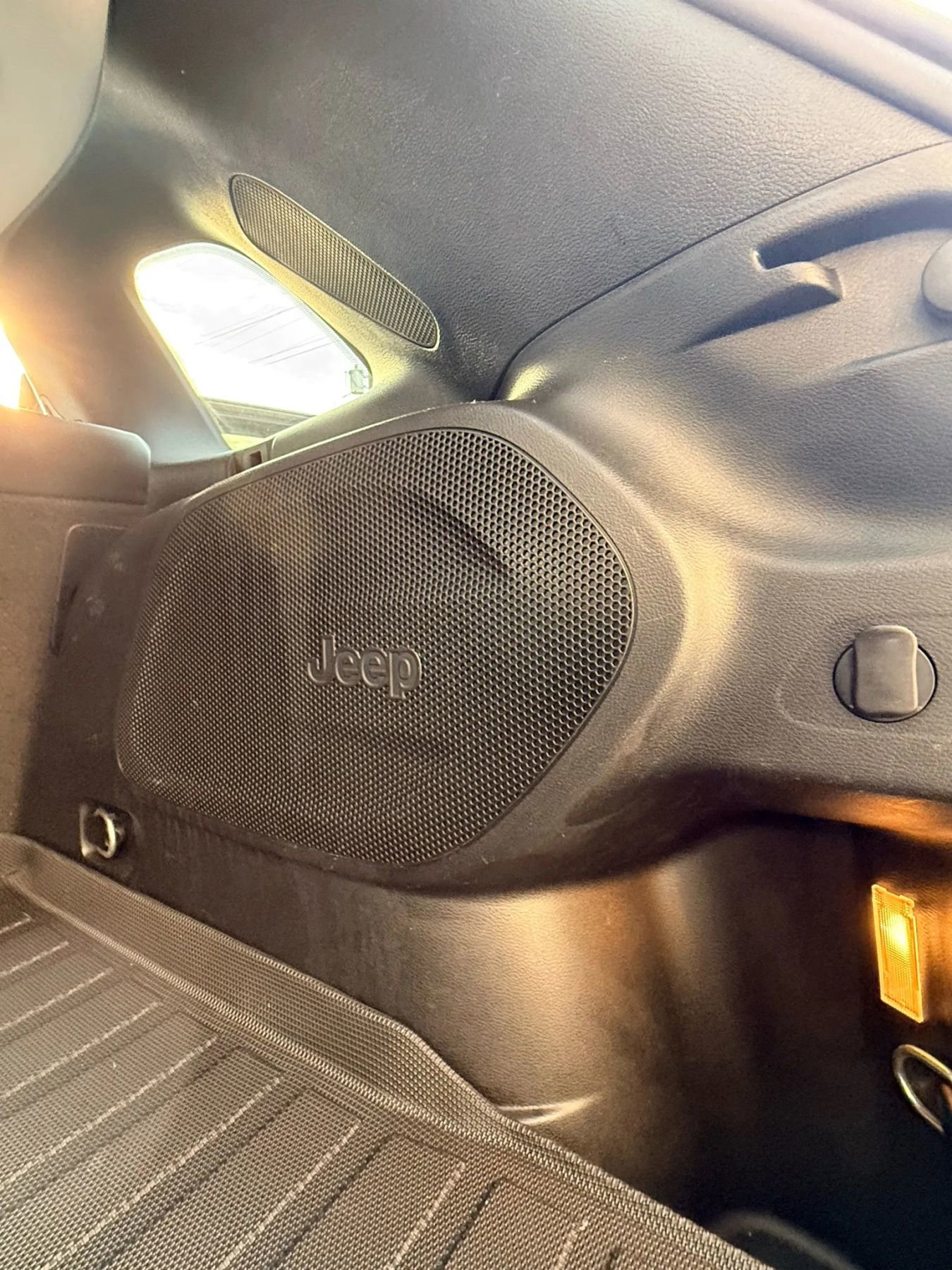 Used 2020 Jeep Cherokee Limited image 40