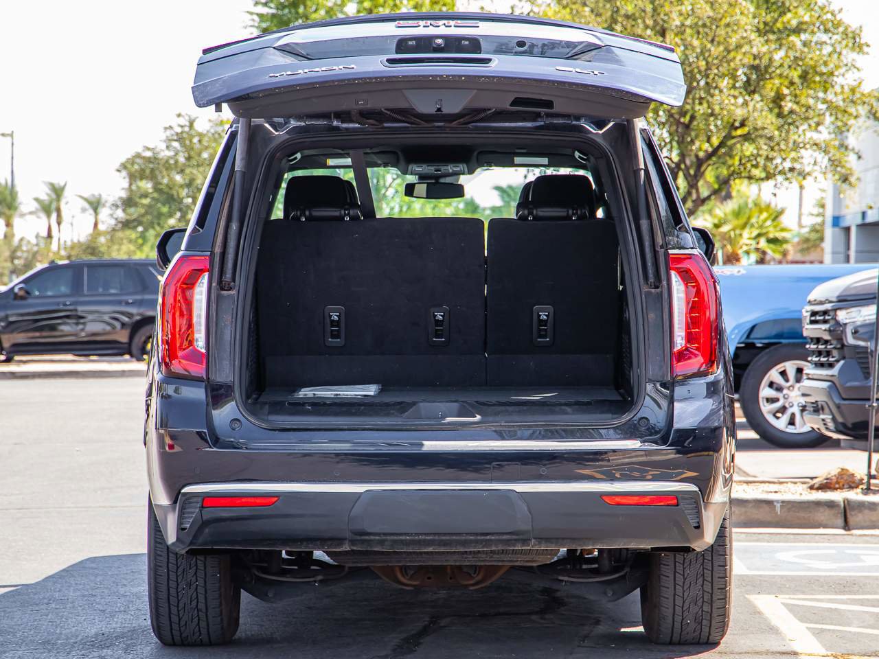 Used 2023 GMC Yukon SLT w/ SLT Luxury Package image 6