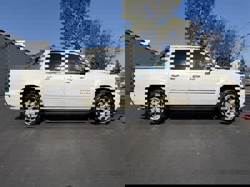 Used 2011 Chevrolet Avalanche LTZ image 13