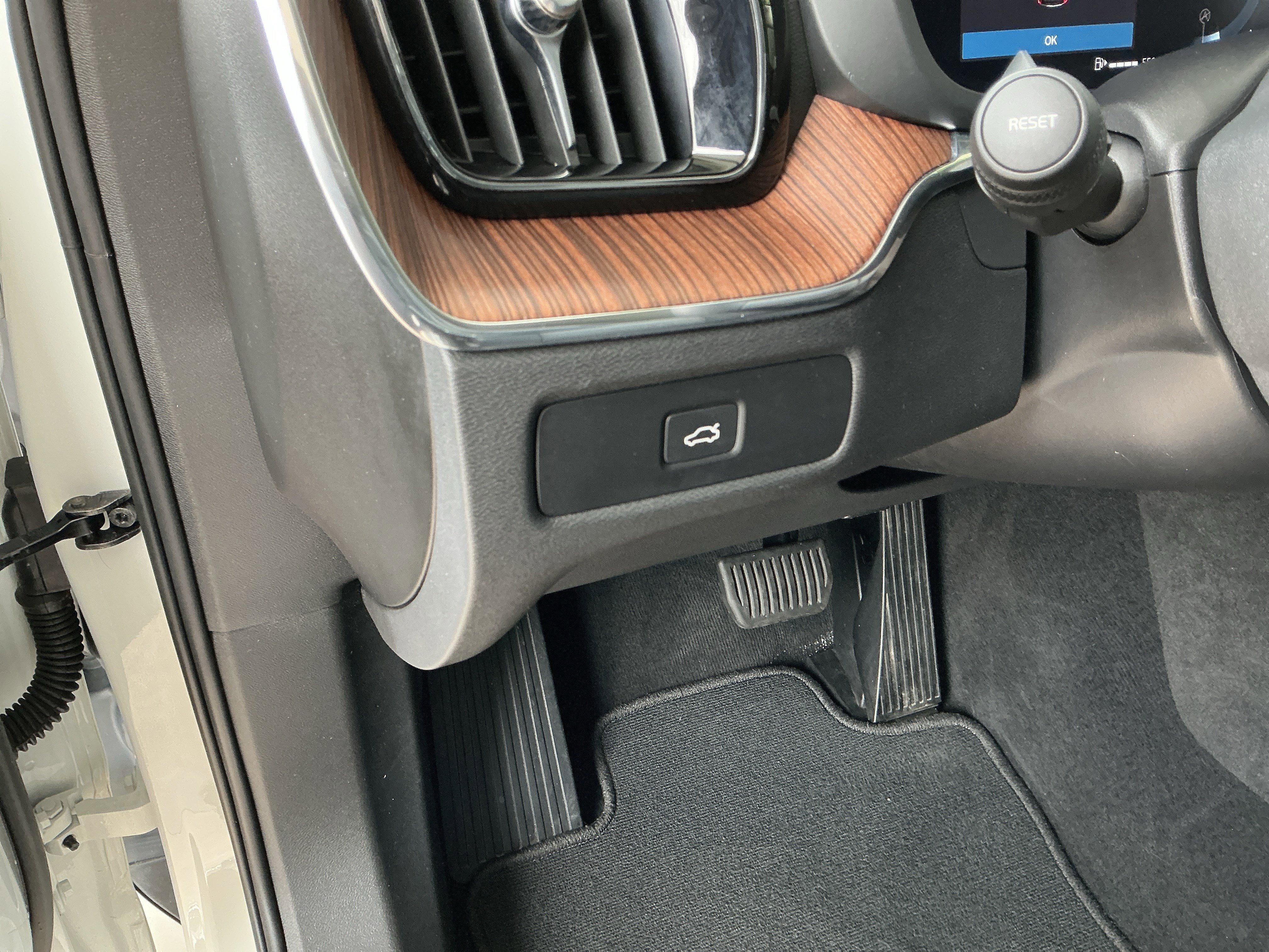 Used 2023 Volvo XC60 B5 Plus image 26