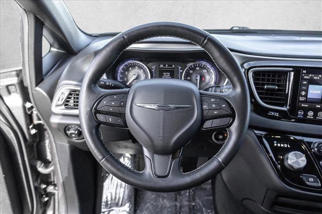 Used 2020 Chrysler Pacifica Touring-L image 12