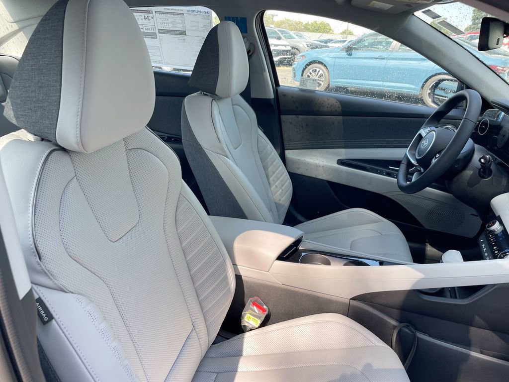 New 2025 Hyundai Elantra Limited image 50