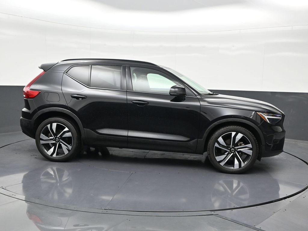 Used 2023 Volvo XC40 B4 Ultimate image 7