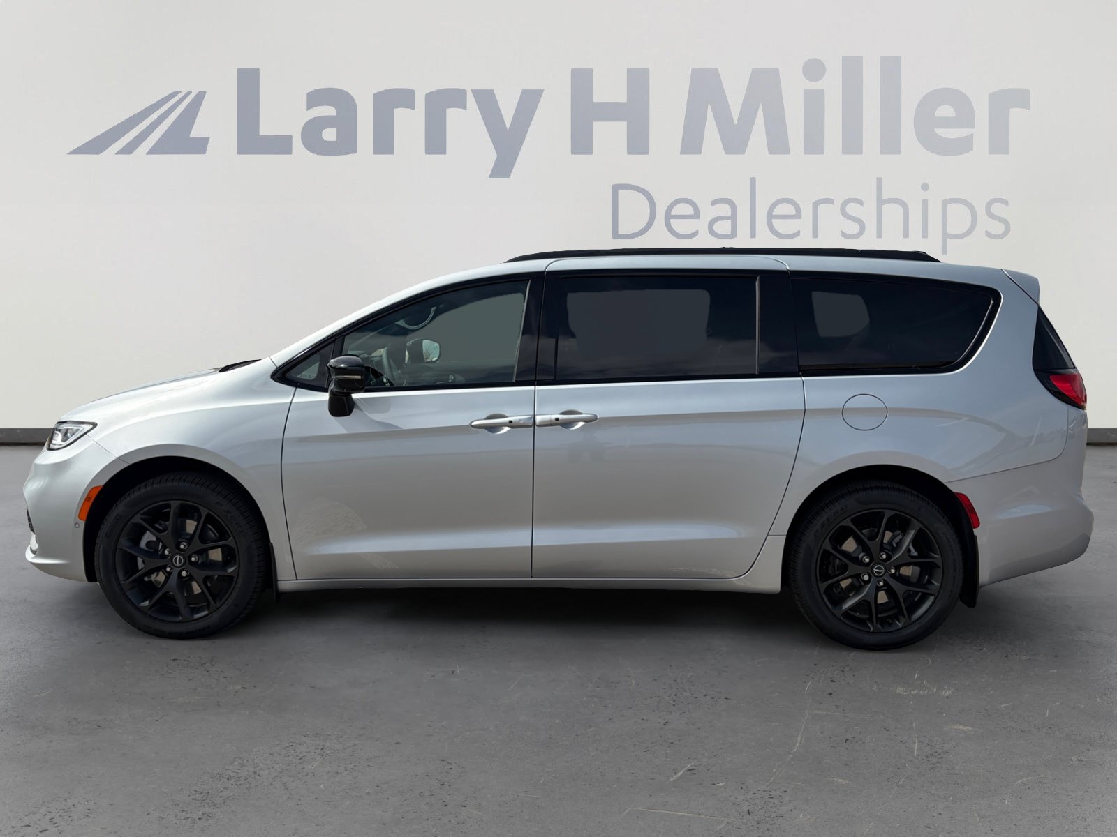 New 2026 Chrysler Pacifica Limited w/ S Appearance Package AWD/4WD image 3
