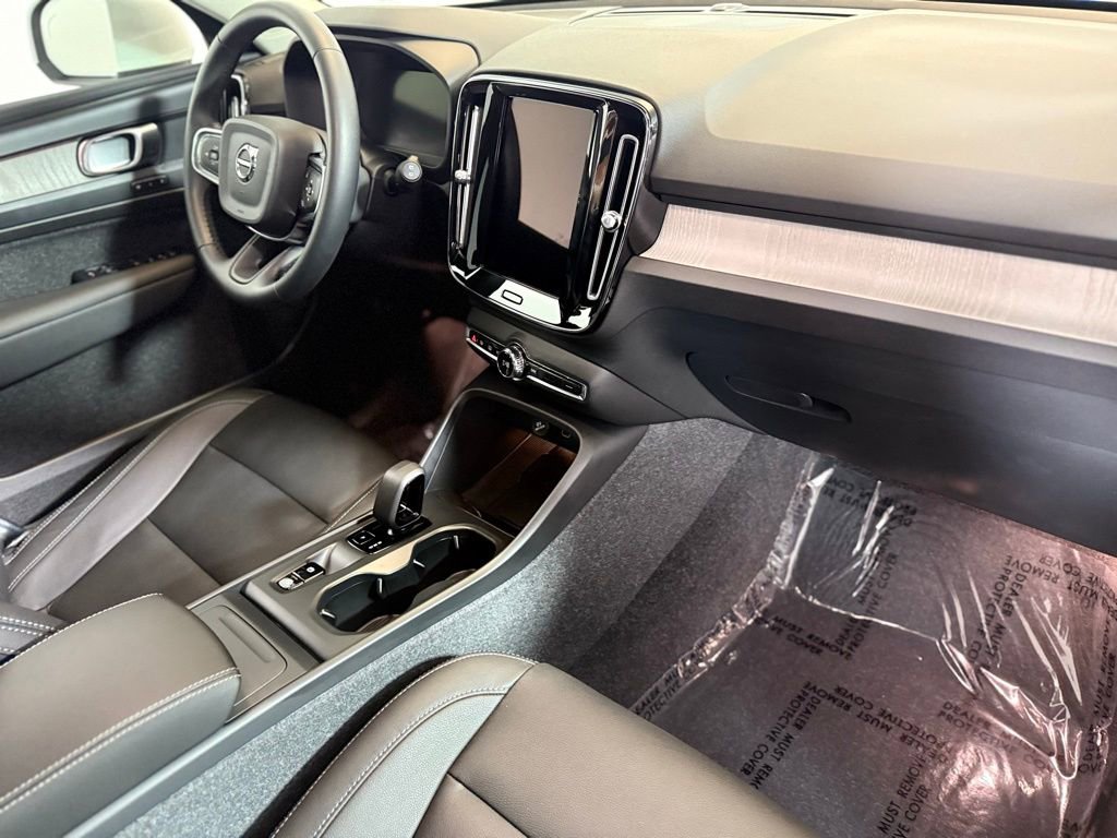 Used 2025 Volvo XC40 B5 Core w/ Protection Package Premier image 22