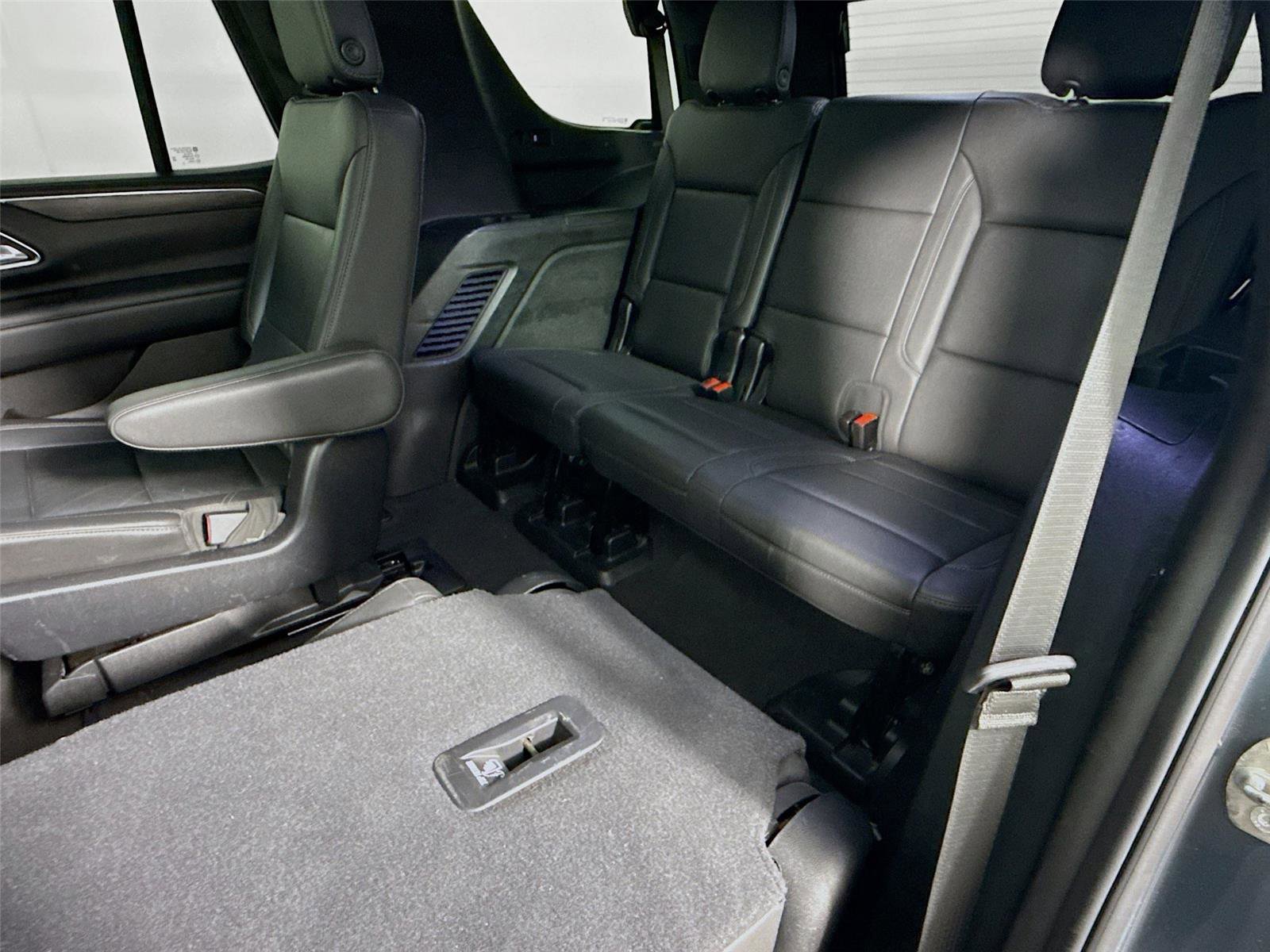 Used 2021 Chevrolet Tahoe Z71 w/ Luxury Package AWD/4WD image 19