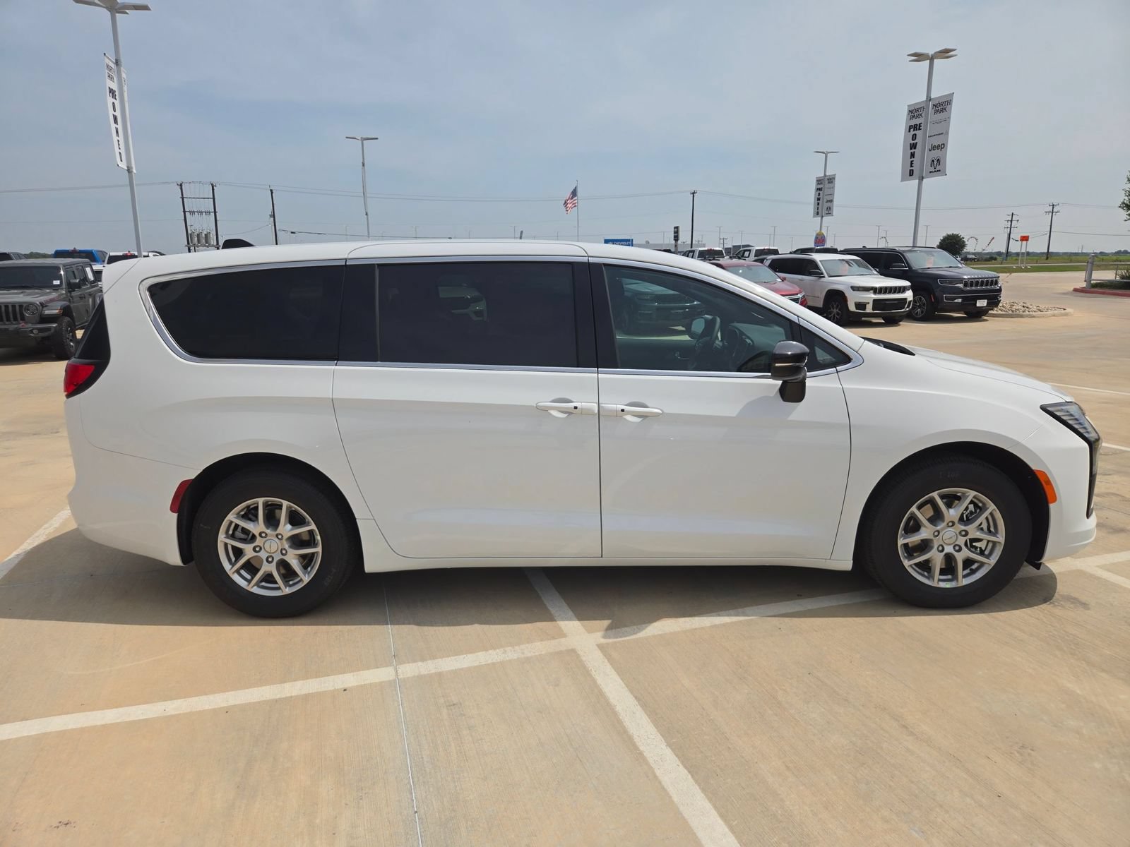 New 2027 Chrysler Pacifica Select FWD image 2
