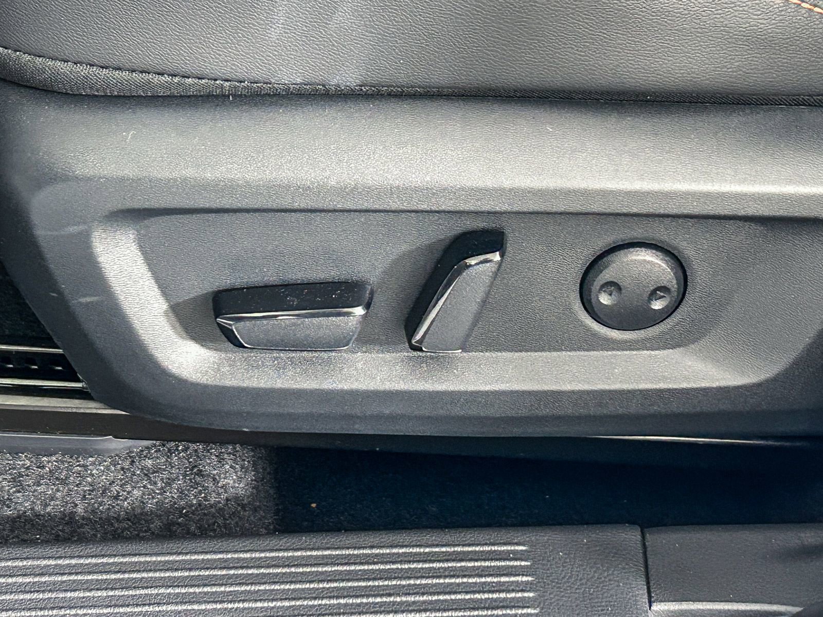 Certified 2025 Nissan Rogue SV image 18