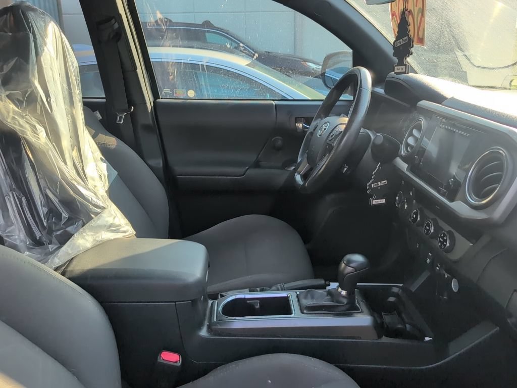 Used 2018 Toyota Tacoma TRD Sport AWD/4WD image 2