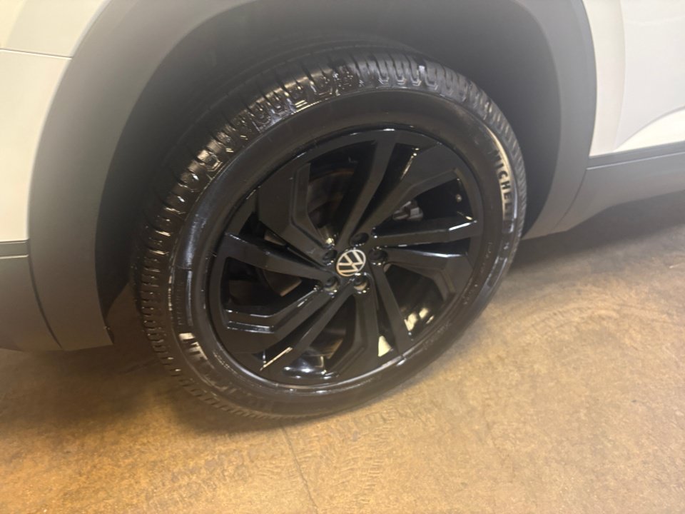 Certified 2023 Volkswagen Atlas SE w/ Black Wheel Package FWD image 23