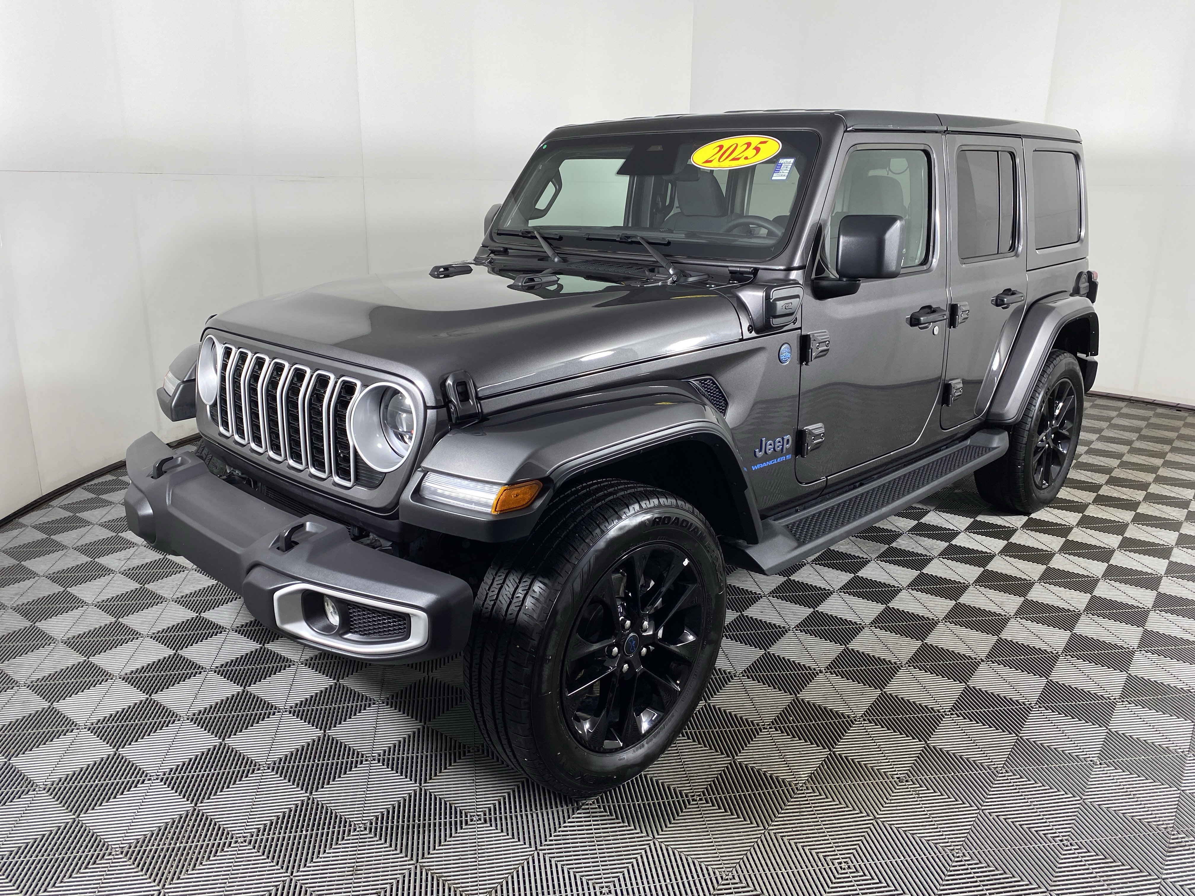 Used 2025 Jeep Wrangler Sahara AWD/4WD image 10