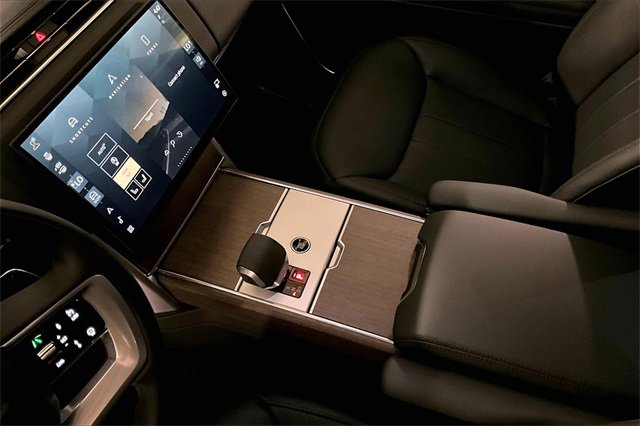 Certified 2025 Land Rover Range Rover SE image 19