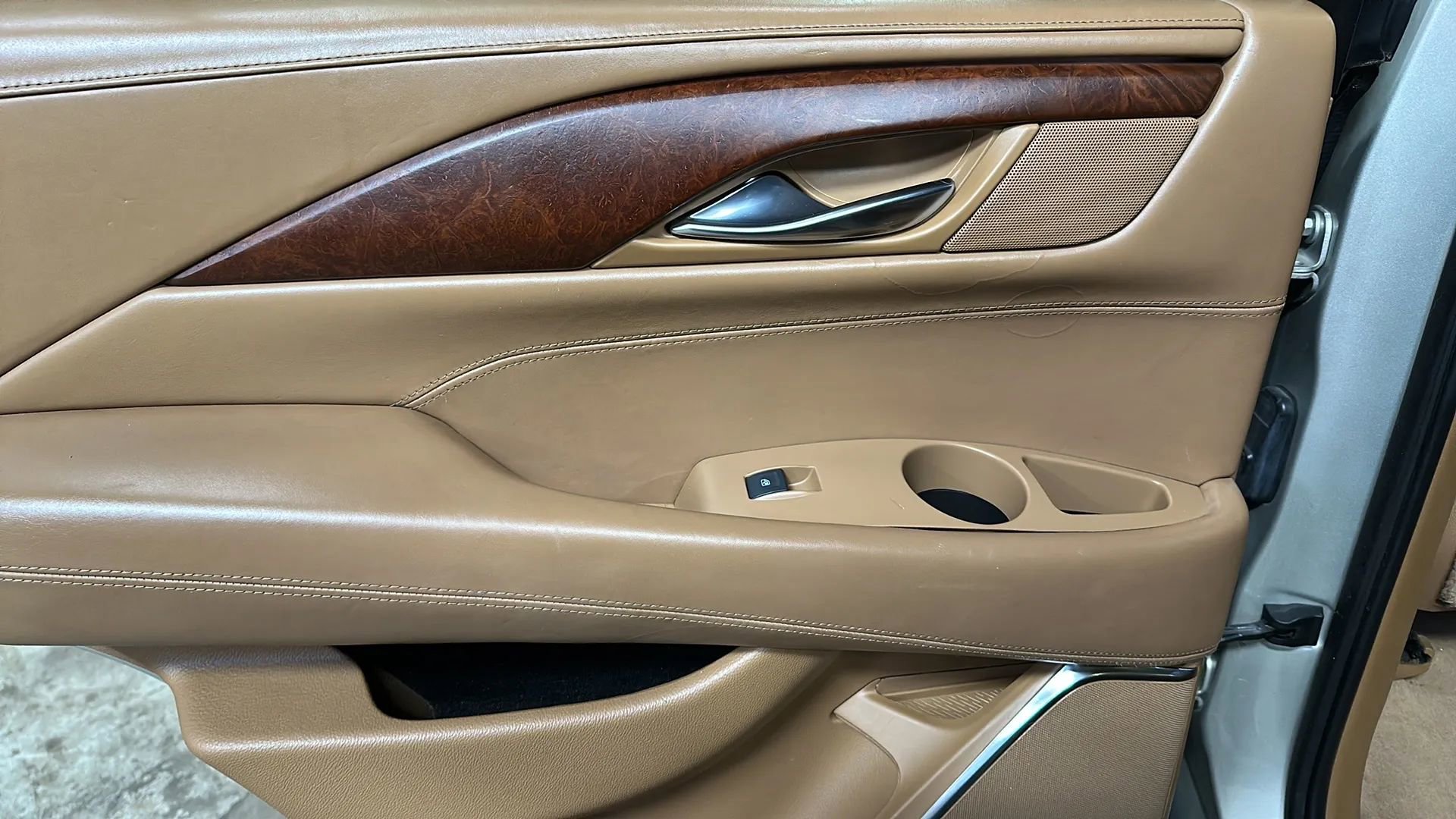 Used 2016 Cadillac Escalade Platinum image 12