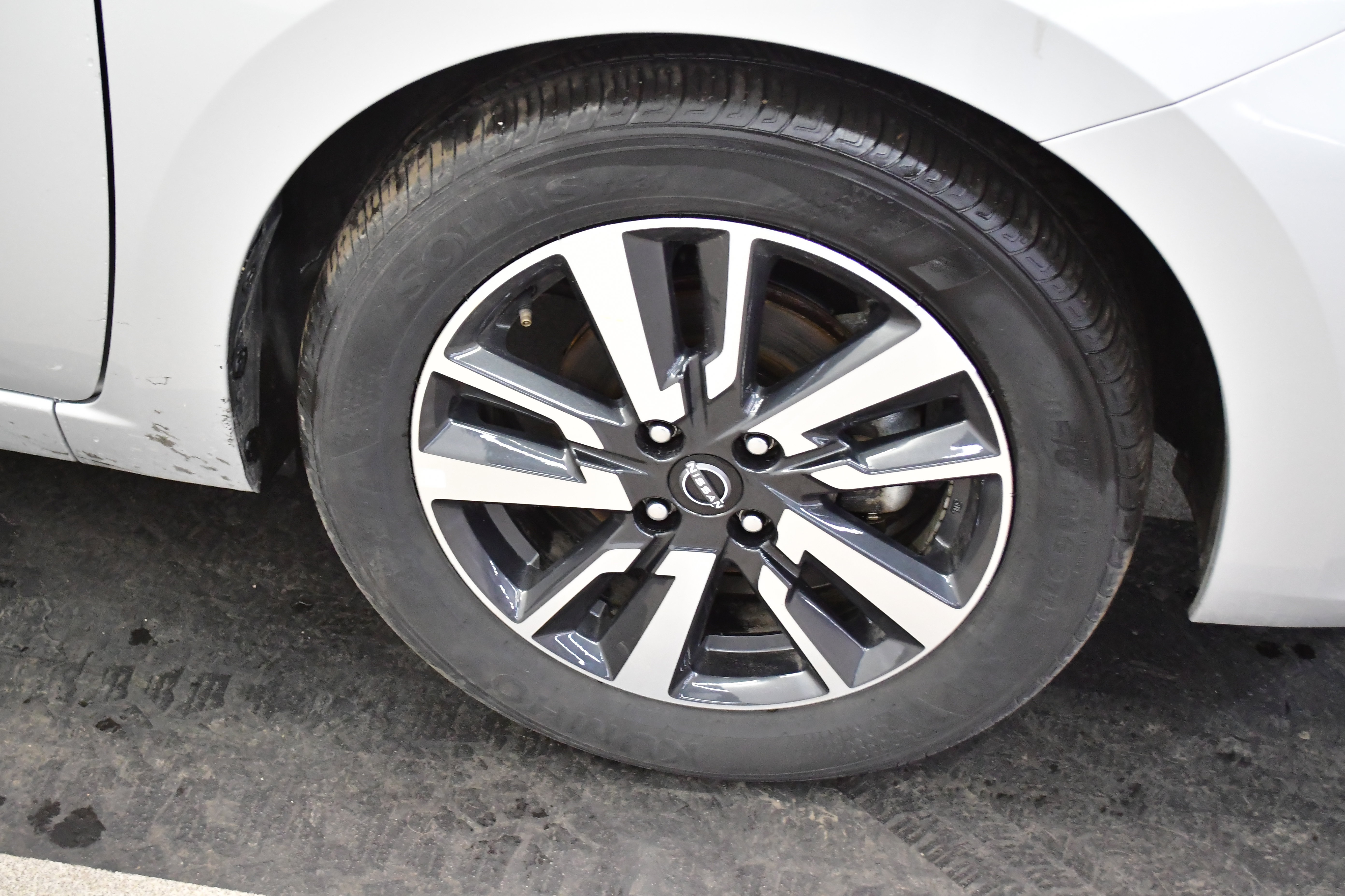 Used 2025 Nissan Versa SV image 59