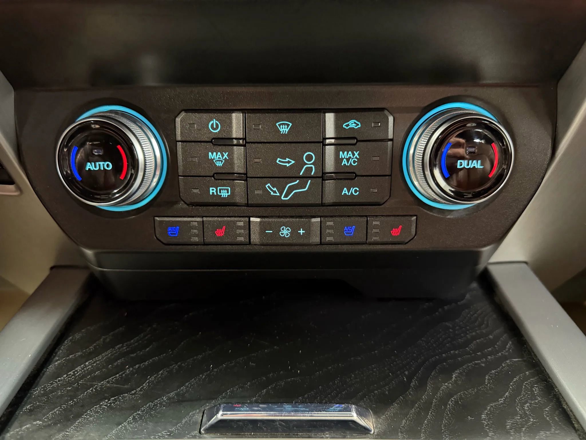 Used 2019 Ford F450 Platinum w/ Platinum Ultimate Package AWD/4WD image 25