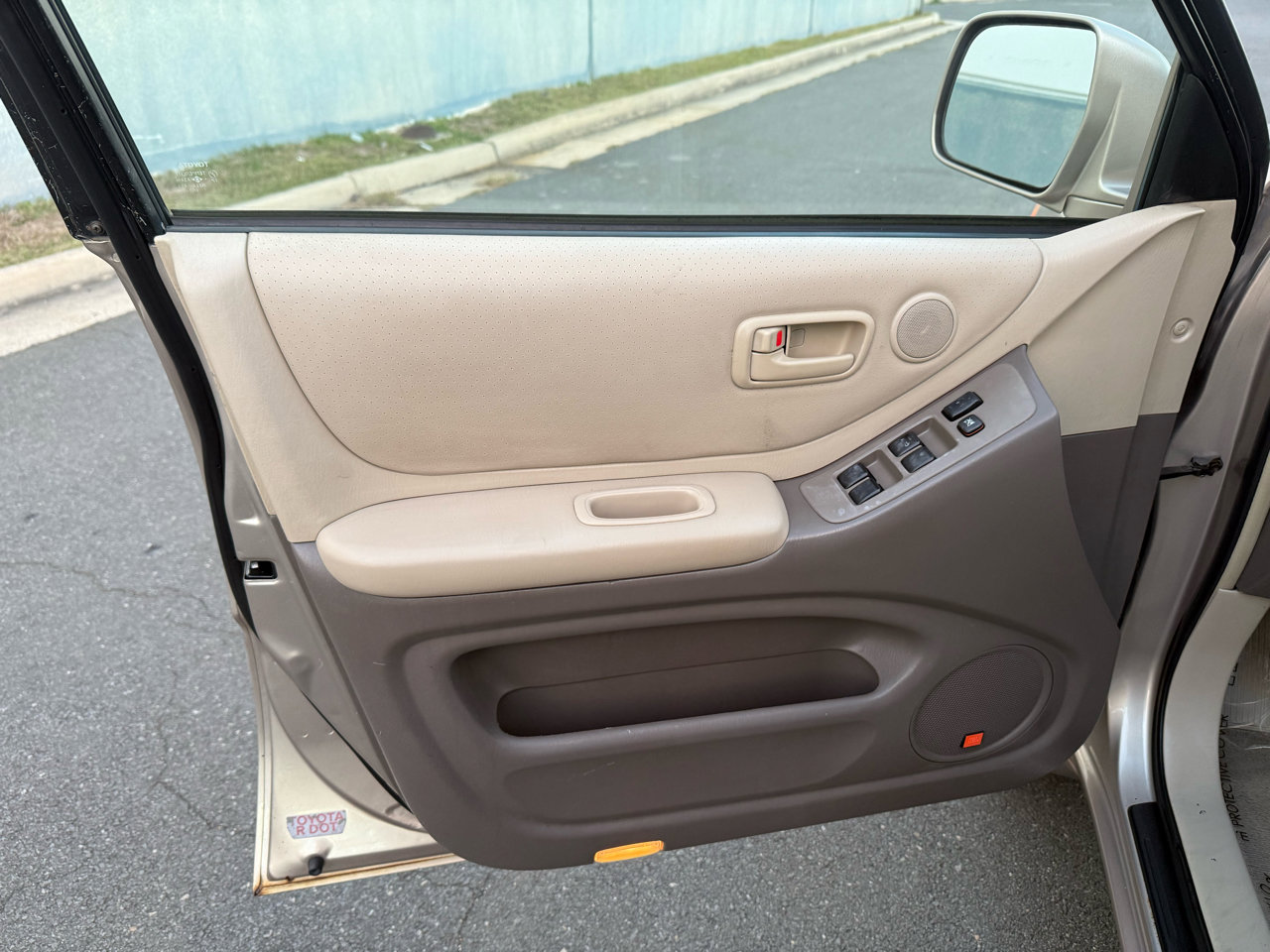 Used 2005 Toyota Highlander 4WD V6 w/ 3rd Row image 14