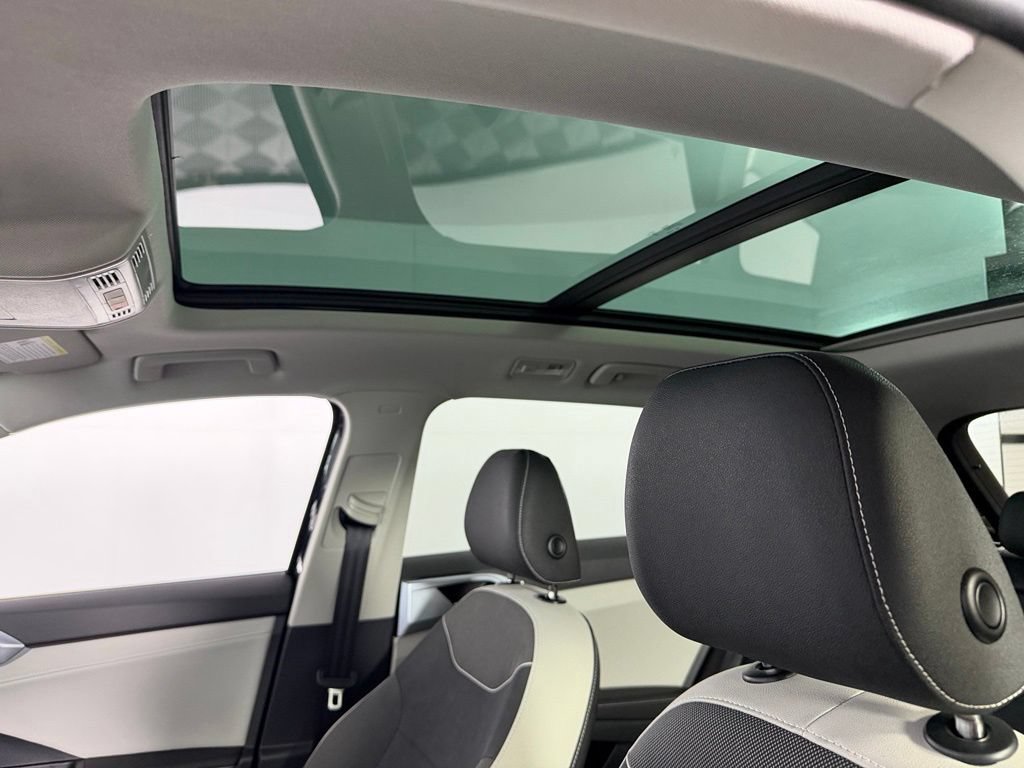 Used 2025 Volkswagen Taos SE w/ Panoramic Sunroof Package FWD image 24