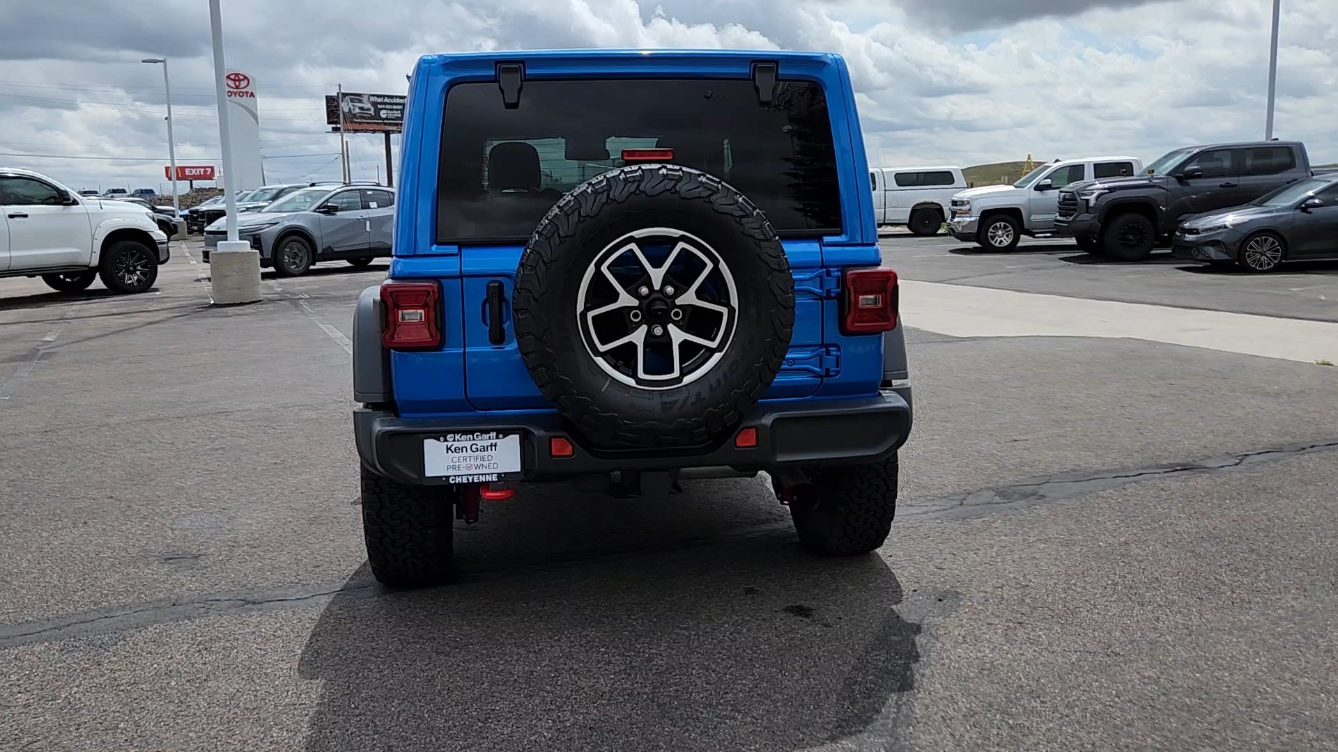 Used 2025 Jeep Wrangler Unlimited Rubicon w/ Convenience Group AWD/4WD image 3