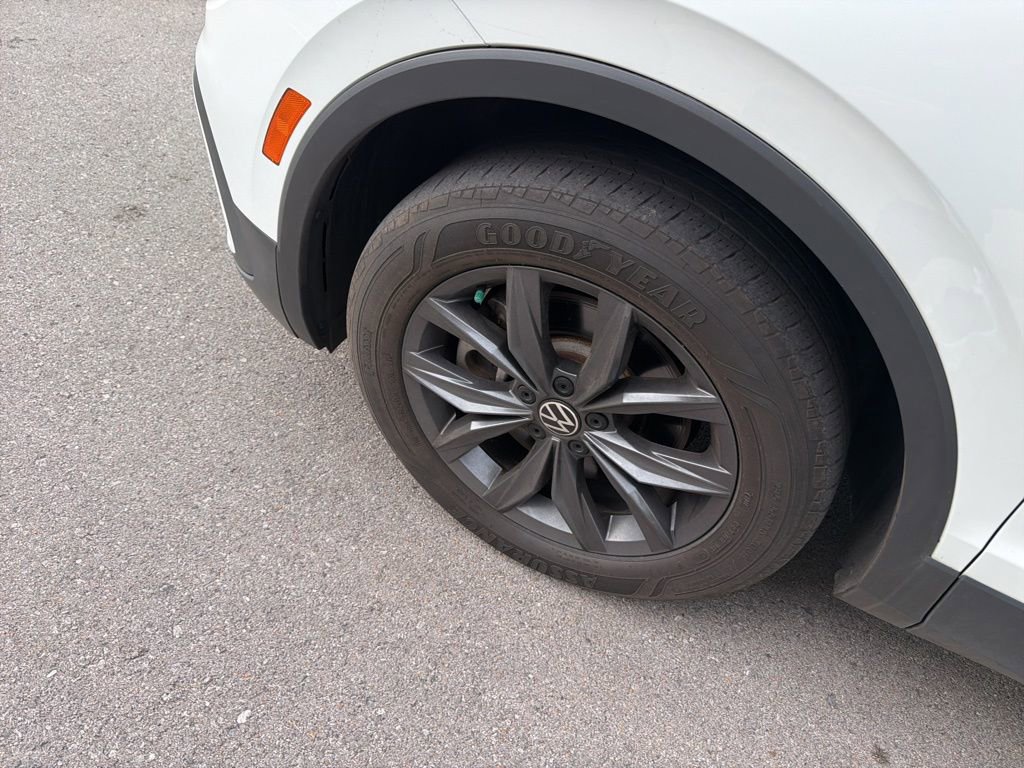 Used 2022 Volkswagen Tiguan SE w/ Panoramic Sunroof Package image 26