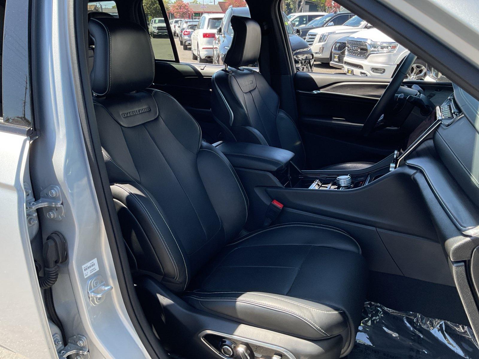 Used 2023 Jeep Grand Cherokee Overland w/ Advanced Protech Group III AWD/4WD image 21