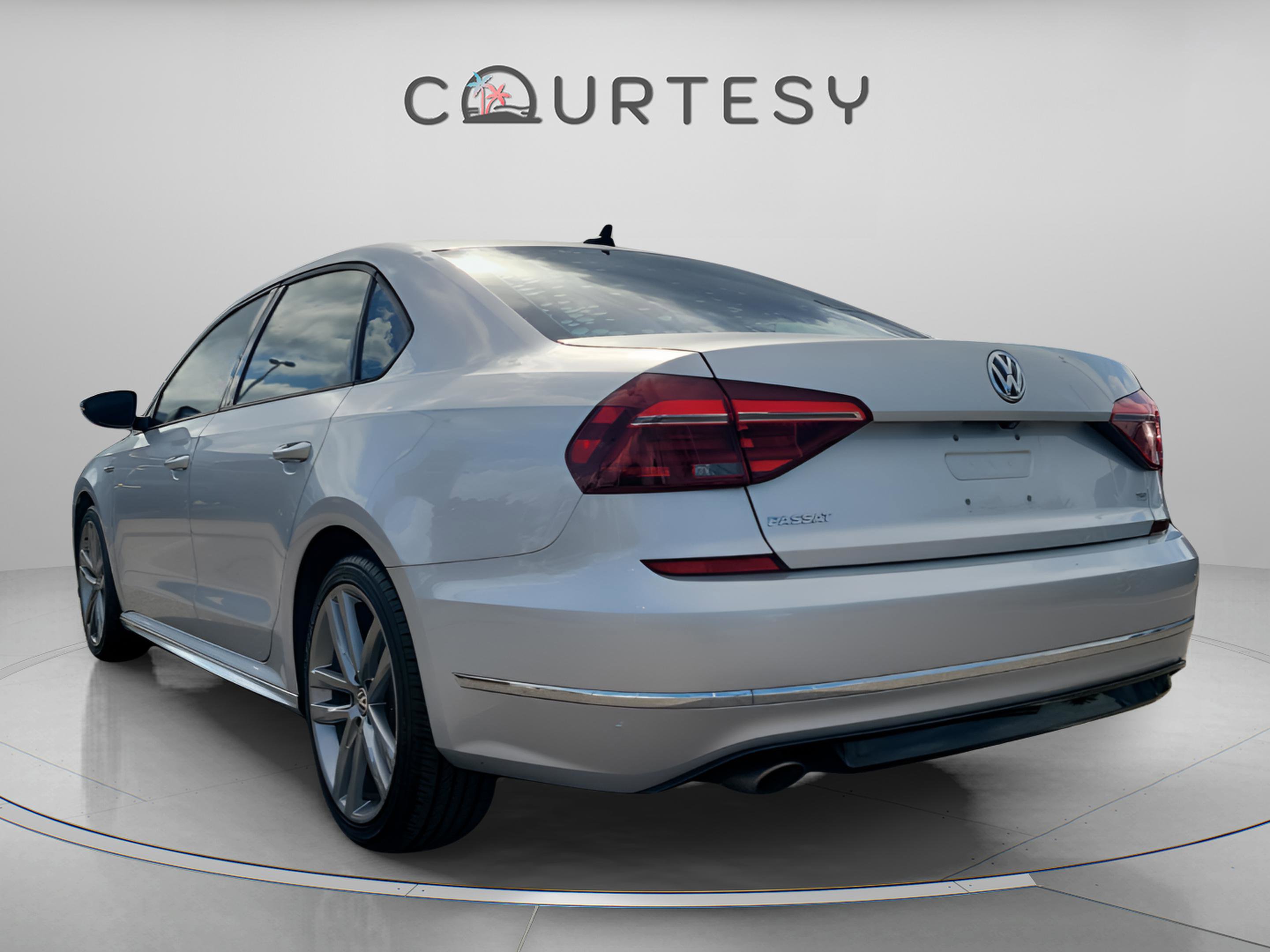 Used 2018 Volkswagen Passat 2.0T R-Line w/ R-Line Lighting Package video 2