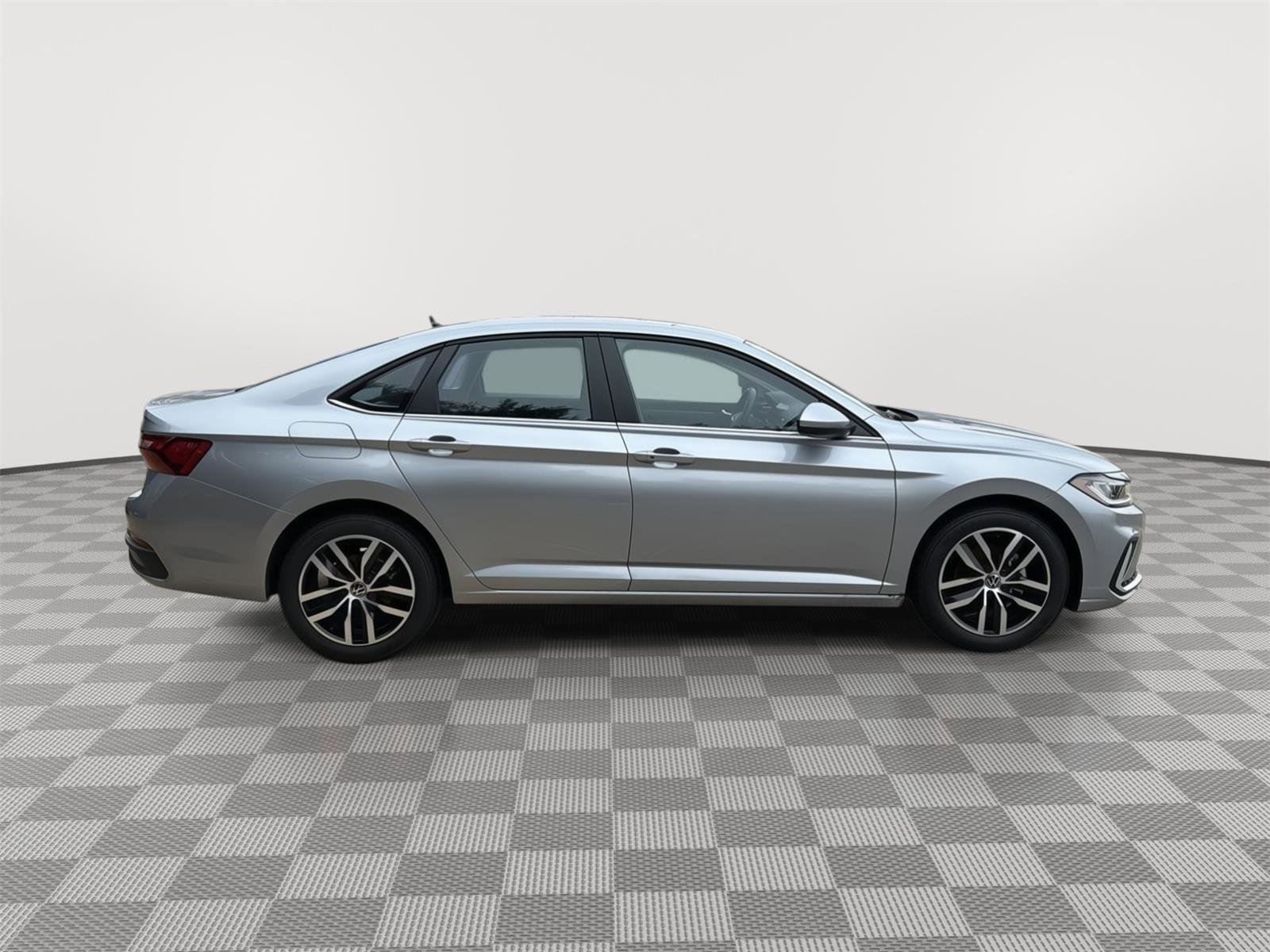 Certified 2025 Volkswagen Jetta SE image 6