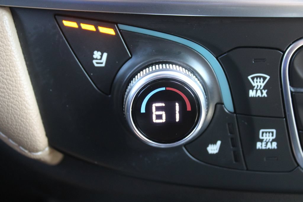 Used 2023 Chevrolet Traverse Premier FWD image 46