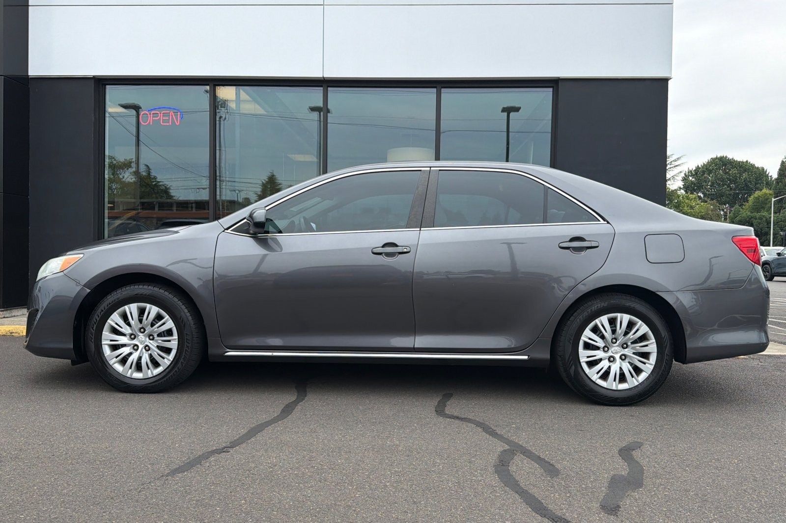 Used 2014 Toyota Camry LE FWD image 8