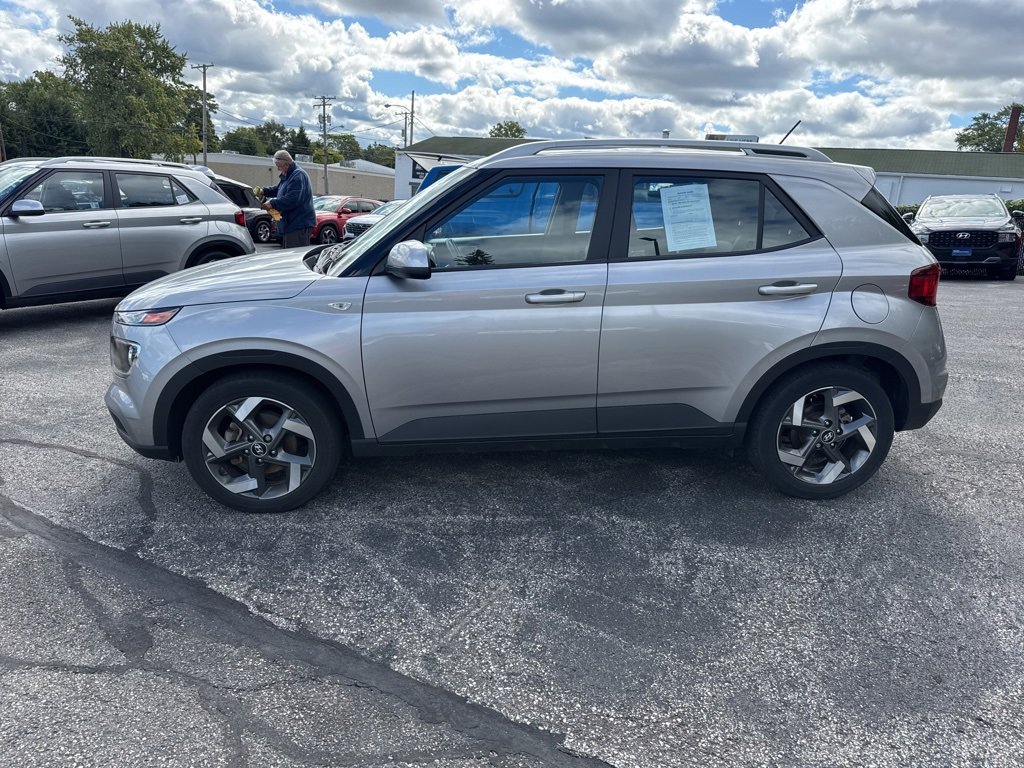 Used 2023 Hyundai Venue SEL image 4
