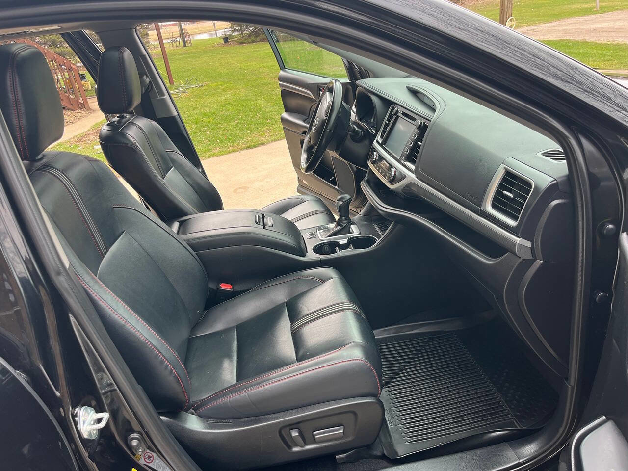 Used 2019 Toyota Highlander SE w/ Nightshade Edition AWD/4WD image 5