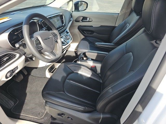 Used 2024 Chrysler Pacifica Select image 18