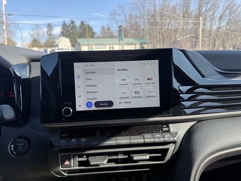 Used 2025 Toyota Camry SE w/ Convenience Package image 13