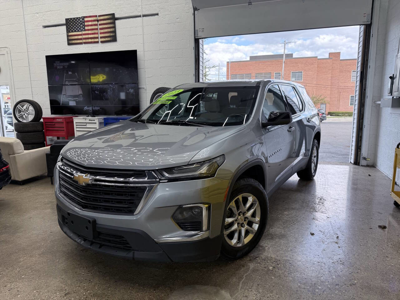 Used 2023 Chevrolet Traverse LS image 3