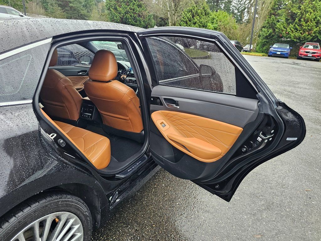 Used 2019 Toyota Avalon Limited w/ Preferred Accessory Package image 26