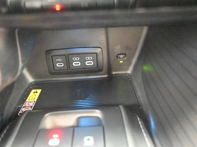 Used 2024 Toyota Venza Nightshade image 3