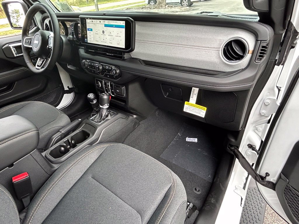 Used 2024 Jeep Wrangler Unlimited Sahara AWD/4WD image 19