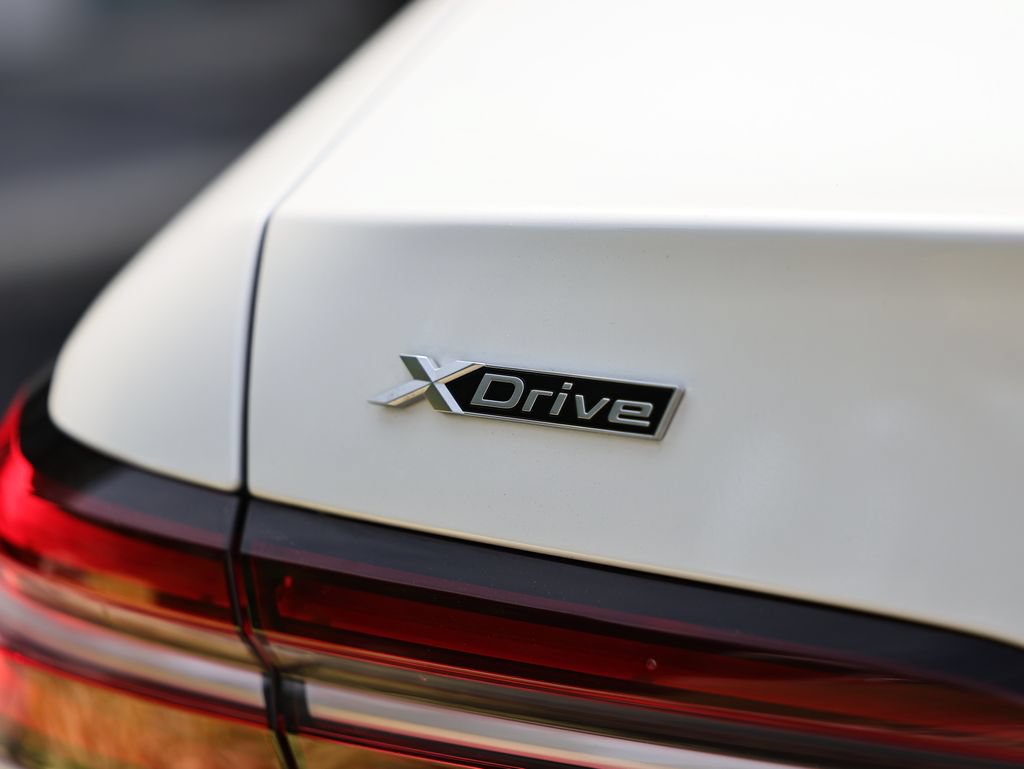 Used 2024 BMW 530i xDrive w/ Premium Package AWD/4WD image 8