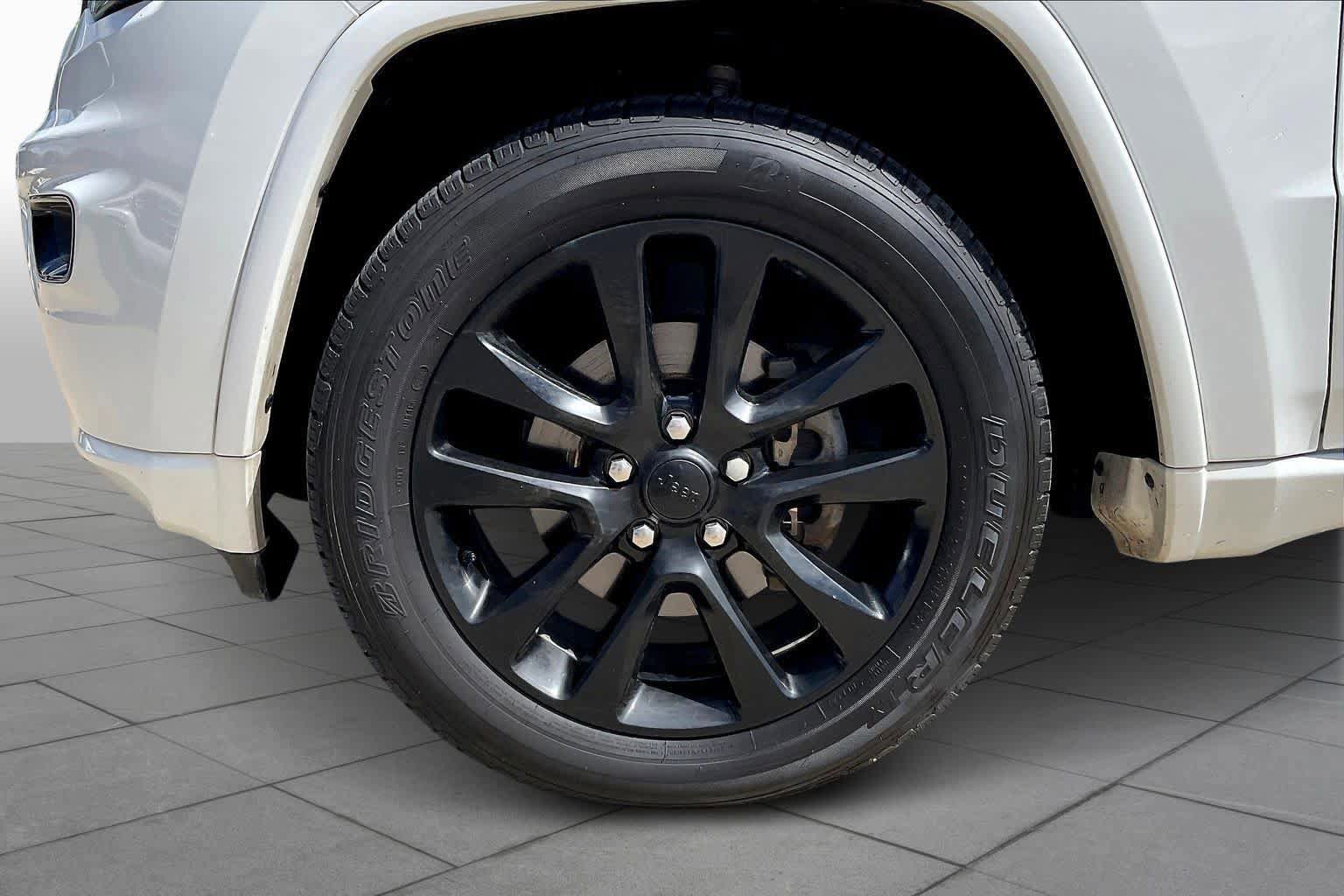 Used 2019 Jeep Grand Cherokee Altitude AWD/4WD image 11