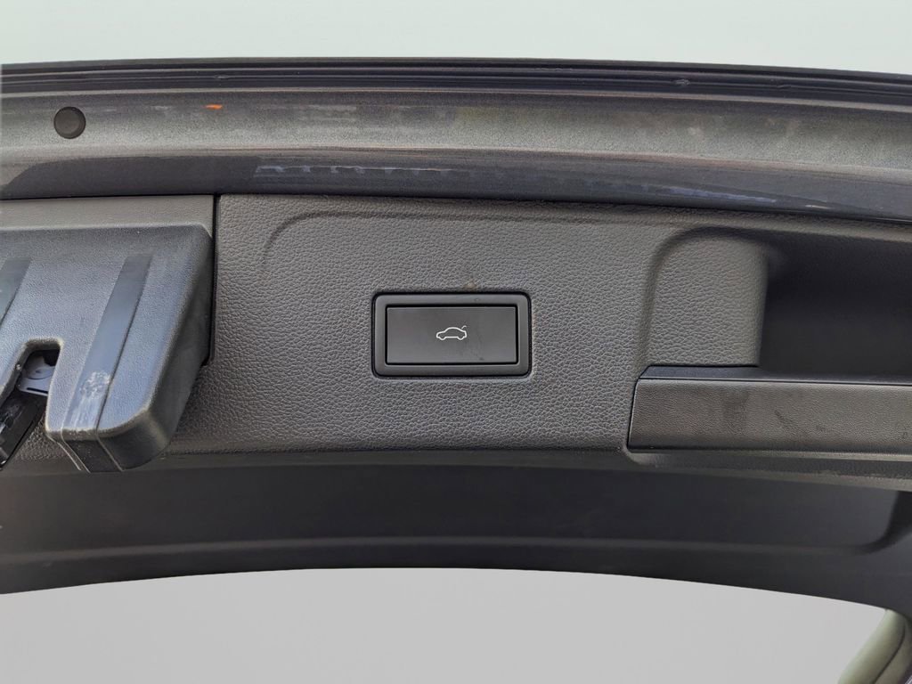 Used 2023 Volkswagen Atlas SE w/ Black Wheel Package FWD image 11