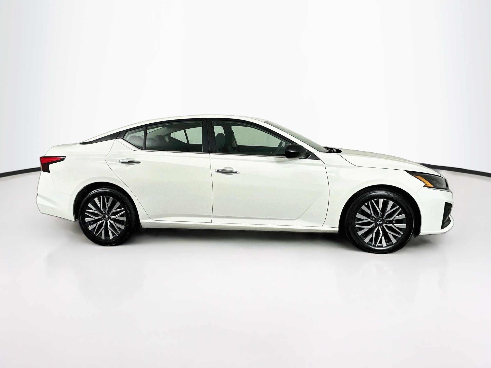 Used 2025 Nissan Altima 2.5 SV FWD image 10