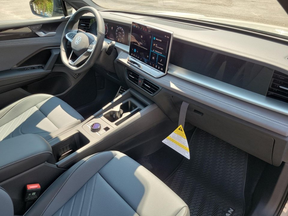 New 2026 Volkswagen Tiguan SE R-Line FWD image 28
